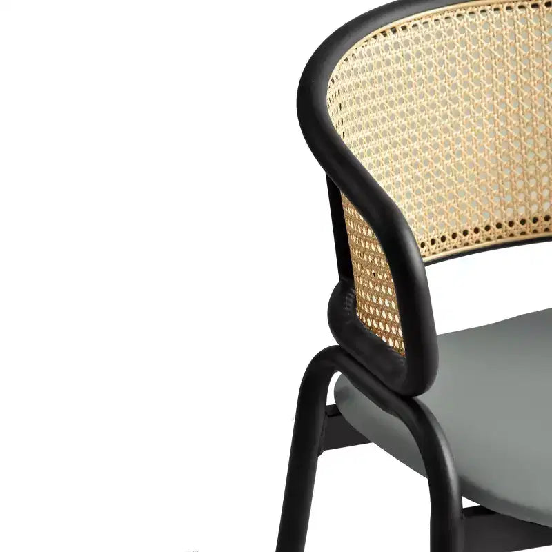 Chaise de salle à manger en osier avec assise en cuir et structure en acier noir, assise confortable pour les salles à manger et les cuisines