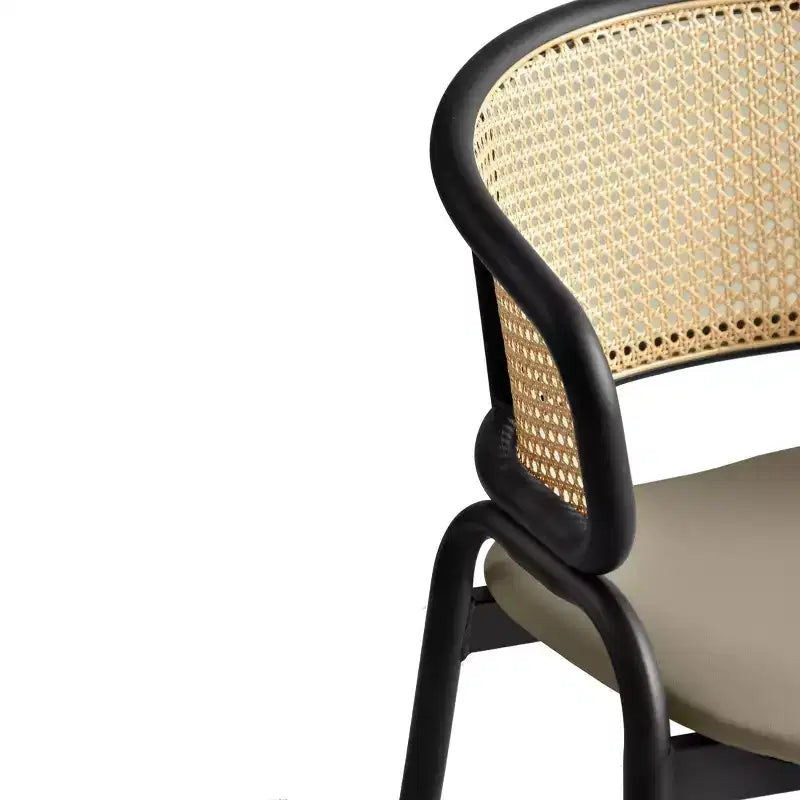 Chaise de salle à manger en osier avec assise en cuir et structure en acier noir, assise confortable pour les salles à manger et les cuisines
