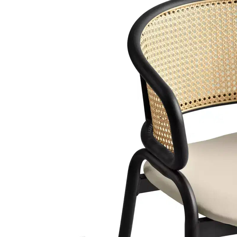 Chaise de salle à manger en osier avec assise en cuir et structure en acier noir, assise confortable pour les salles à manger et les cuisines
