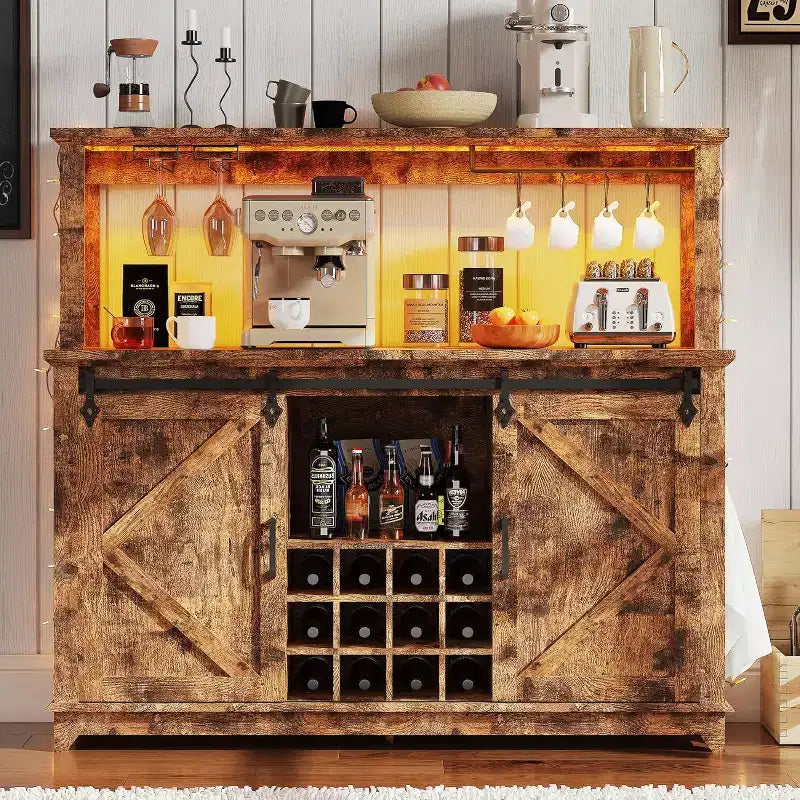 Meuble de Bar/Café de 140 cm avec Lumières LED et Prise Électrique, Porte Coulissante Type Grange, Porte-Verres à Vin et Rangement pour Salle à Manger