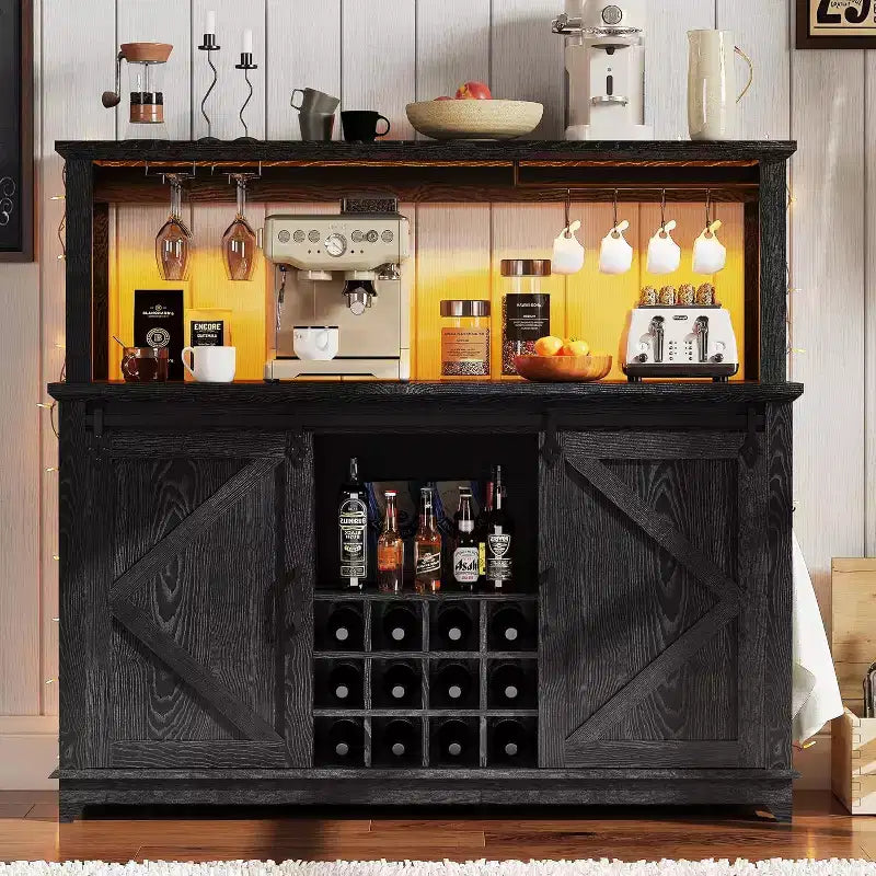 Meuble de Bar/Café de 140 cm avec Lumières LED et Prise Électrique, Porte Coulissante Type Grange, Porte-Verres à Vin et Rangement pour Salle à Manger
