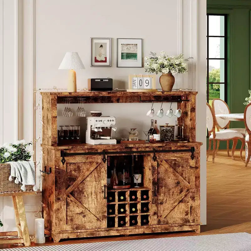 Meuble de Bar/Café de 140 cm avec Lumières LED et Prise Électrique, Porte Coulissante Type Grange, Porte-Verres à Vin et Rangement pour Salle à Manger