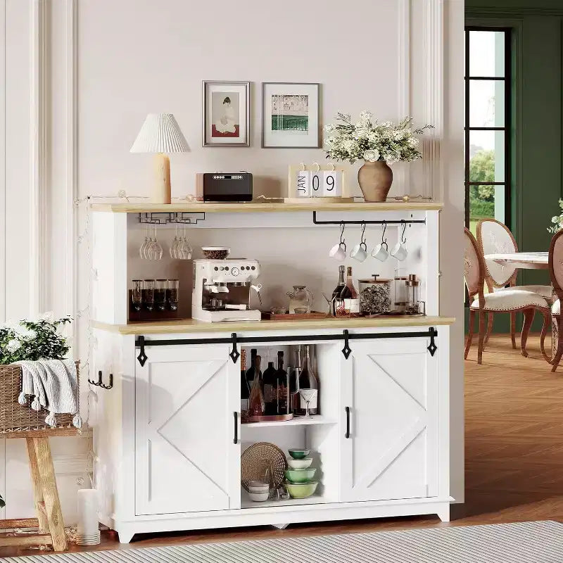 Meuble de Bar/Café de 140 cm avec Lumières LED et Prise Électrique, Porte Coulissante Type Grange, Porte-Verres à Vin et Rangement pour Salle à Manger