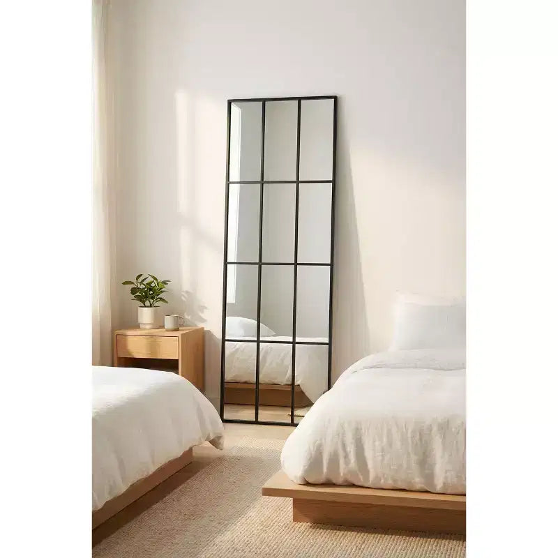 Grand miroir sur pied en métal noir à croisillons avec motif quadrillé moderne