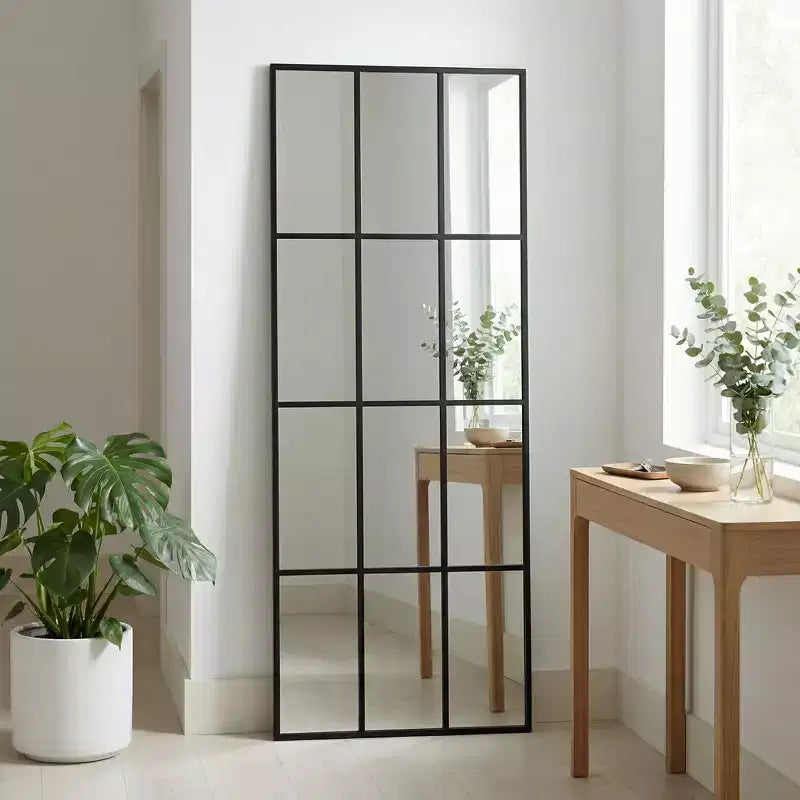 Grand miroir sur pied en métal noir à croisillons avec motif quadrillé moderne
