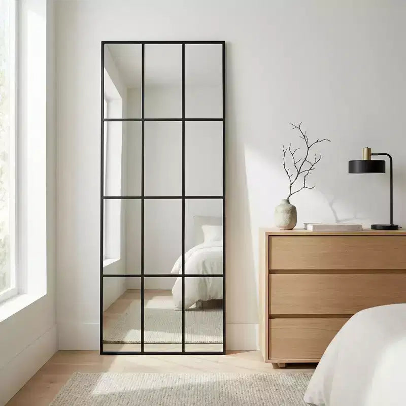 Grand miroir sur pied en métal noir à croisillons avec motif quadrillé moderne