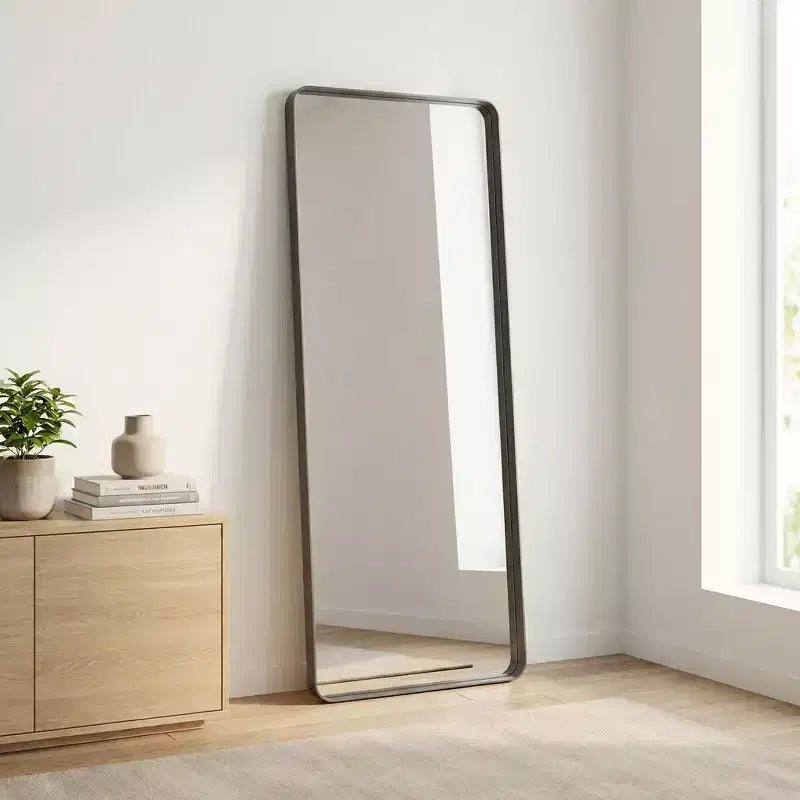 Grand miroir sur pied en métal noir avec coins arrondis, design moderne et minimaliste
