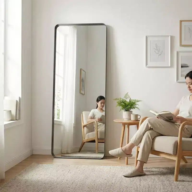 Grand miroir sur pied en métal noir avec coins arrondis, design moderne et minimaliste