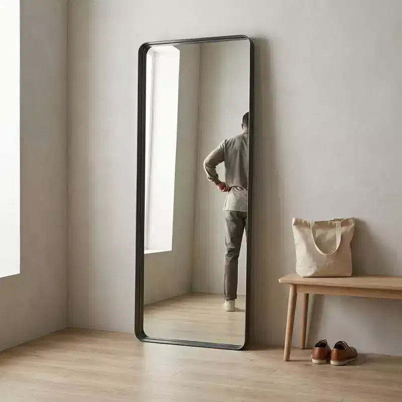 Grand miroir sur pied en métal noir avec coins arrondis, design moderne et minimaliste