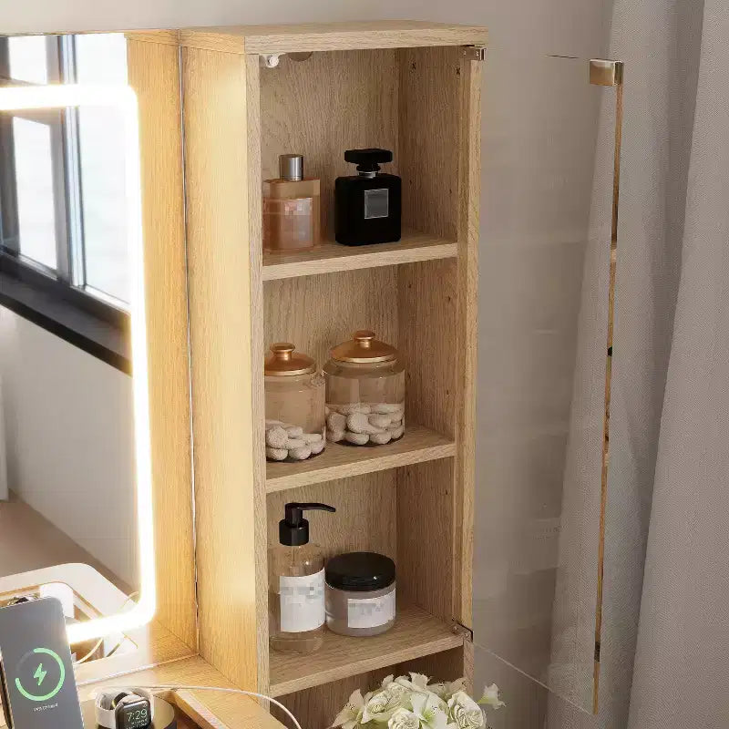 Coiffeuse moderne avec miroir et lumière, comprenant des tiroirs, une armoire en verre transparent, un tabouret et une station de recharge, chêne