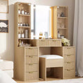 Coiffeuse moderne avec miroir et lumière, comprenant des tiroirs, une armoire en verre transparent, un tabouret et une station de recharge, chêne