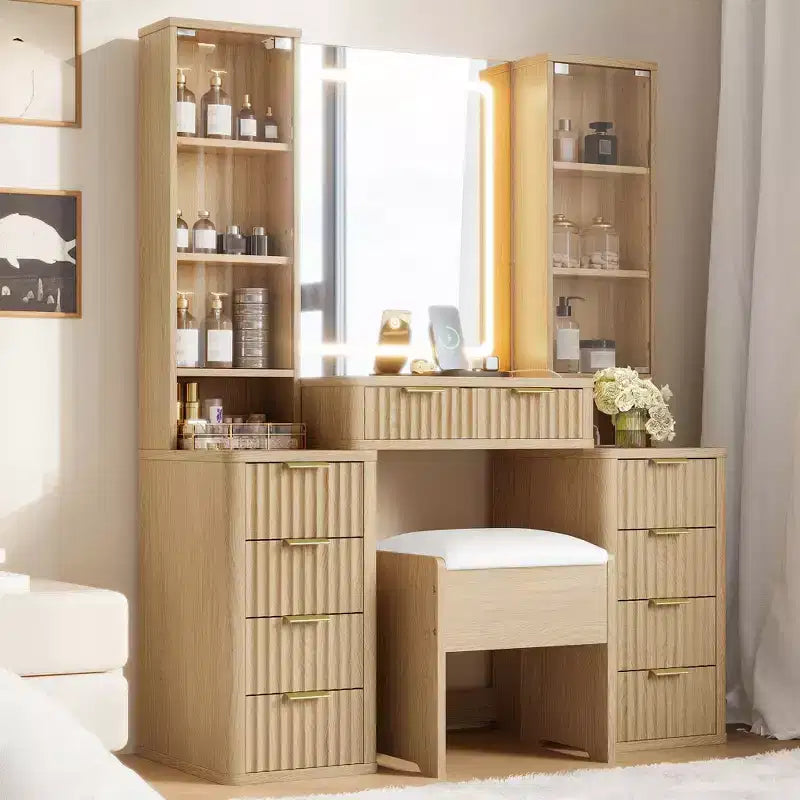 Coiffeuse moderne avec miroir et lumière, comprenant des tiroirs, une armoire en verre transparent, un tabouret et une station de recharge, chêne