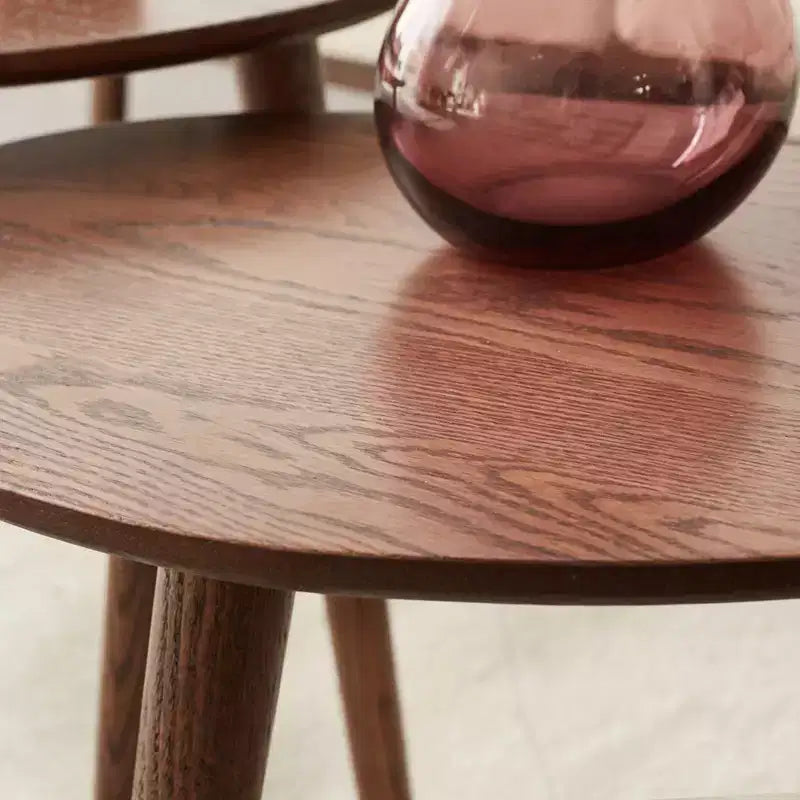 Table d'appoint en chêne massif, Table basse moderne du milieu du siècle en forme de galet, Bureau sans formaldéhyde pour salon/bureau (noyer)