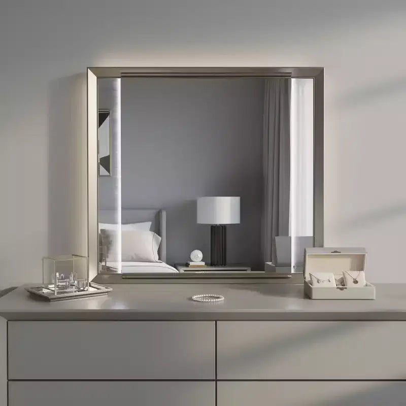 Miroir encadré à poser sur une commode, en bois blanc et argenté, avec éclairage