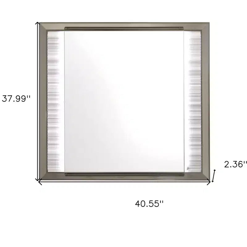 Miroir encadré à poser sur une commode, en bois blanc et argenté, avec éclairage