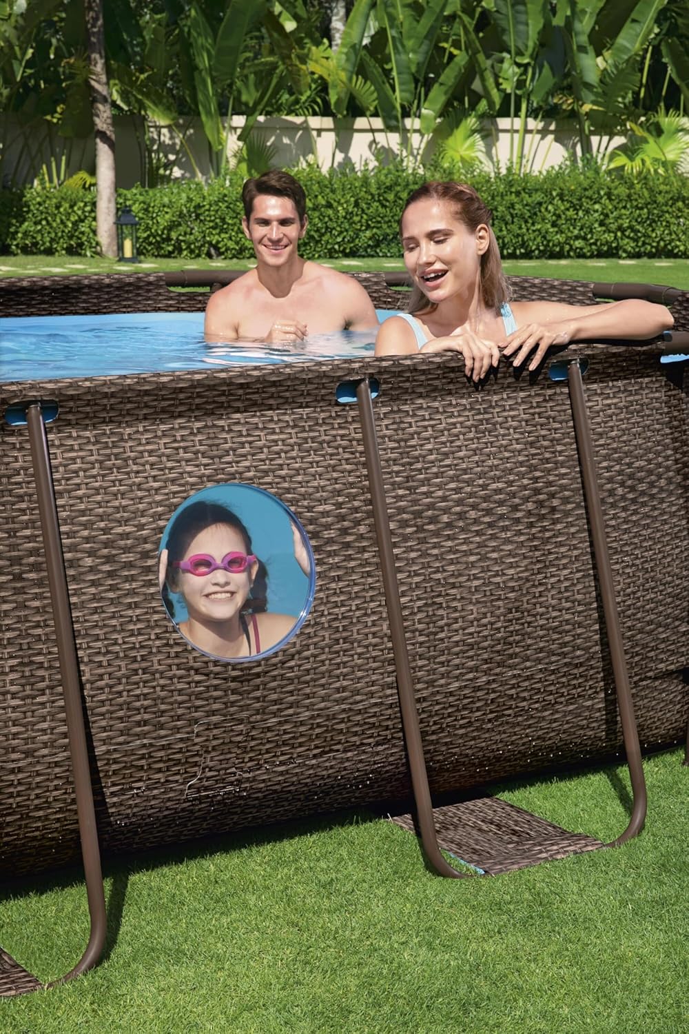 Bestway 56946 Piscine Power Steel™ Swim Vista ovale 488 x 305 x 107 cm motif rotin avec hublots, filtration à sable, échelle, bâche et diffuseur Ch...