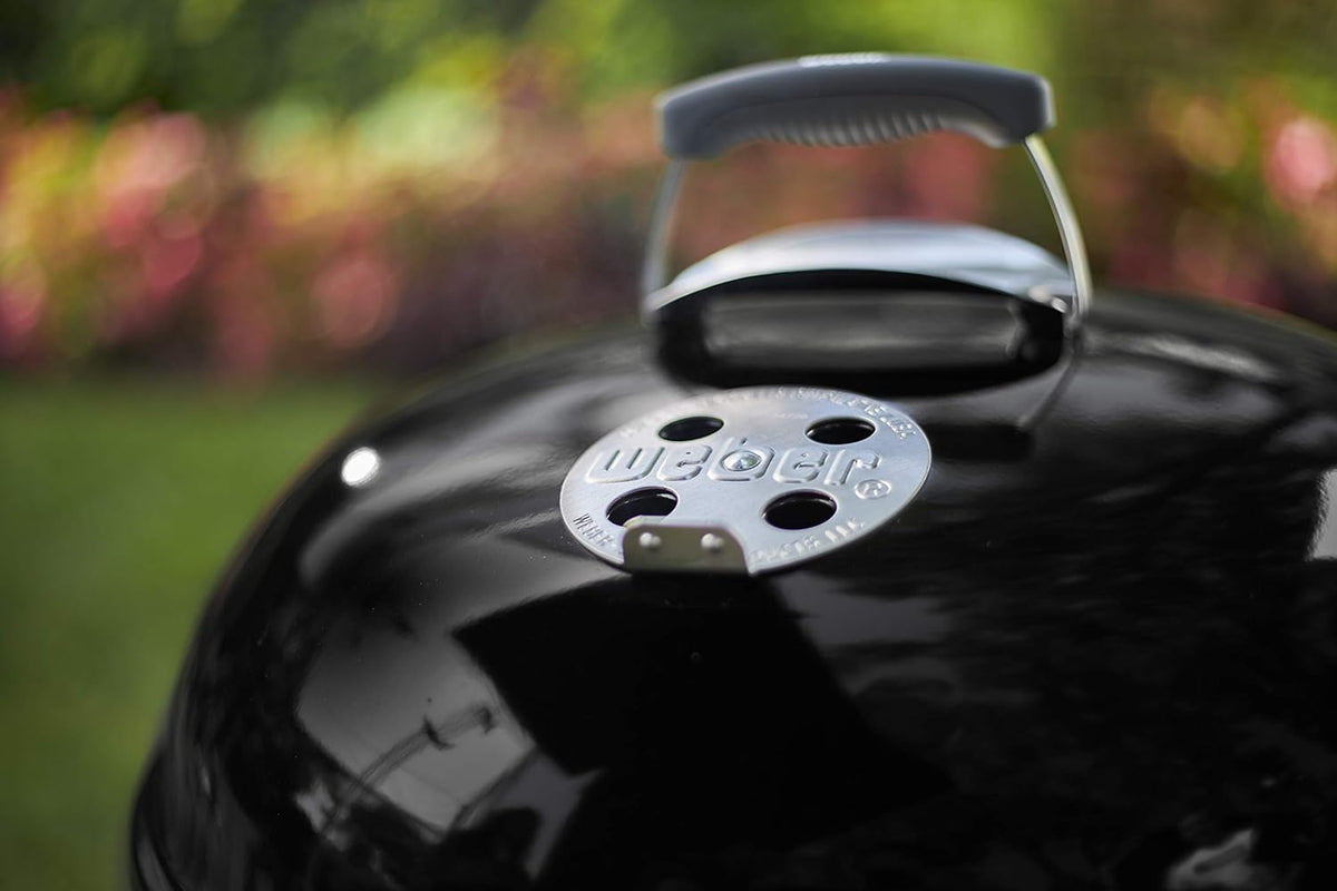 Weber Classic Kettle barbecue au charbon de bois, surface de cuisson Ø 57cm, barbecue avec couvercle et cuve en acier emaillé, thermomètre intégré...