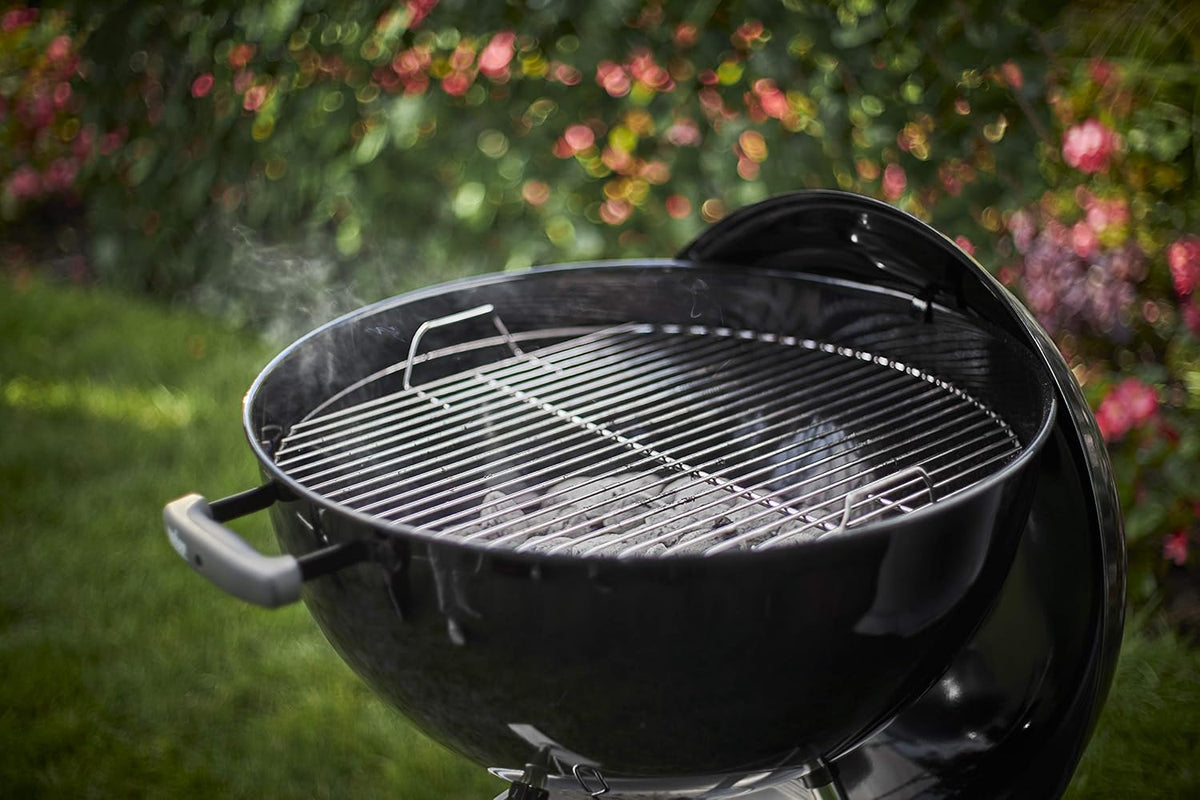 Weber Classic Kettle barbecue au charbon de bois, surface de cuisson Ø 57cm, barbecue avec couvercle et cuve en acier emaillé, thermomètre intégré...