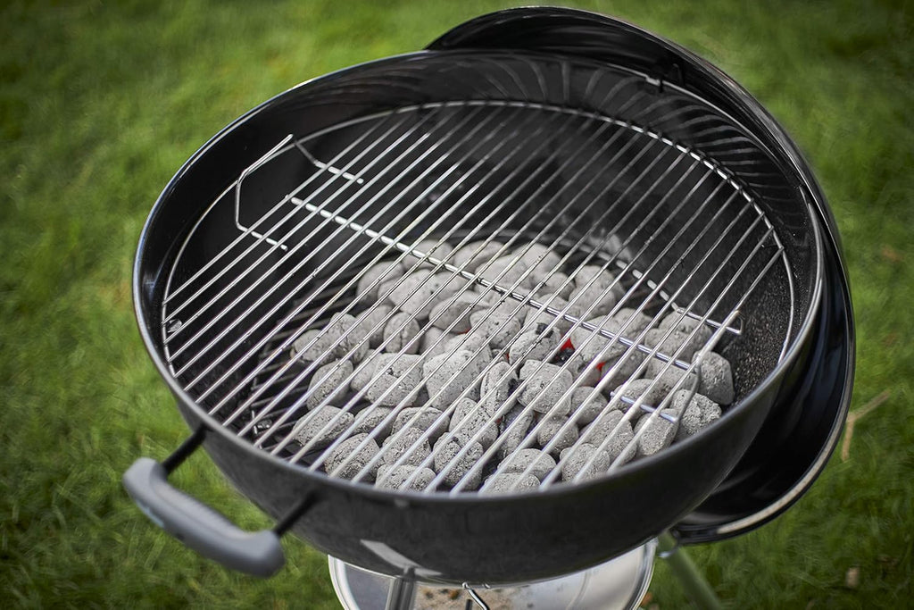 Weber Classic Kettle barbecue au charbon de bois, surface de cuisson Ø 57cm, barbecue avec couvercle et cuve en acier emaillé, thermomètre intégré...