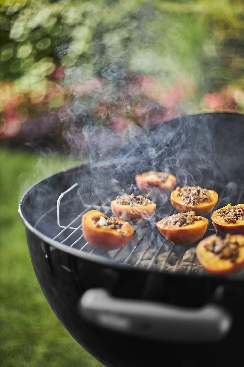 Weber Classic Kettle barbecue au charbon de bois, surface de cuisson Ø 57cm, barbecue avec couvercle et cuve en acier emaillé, thermomètre intégré...