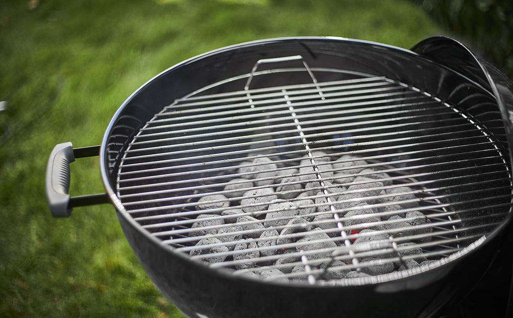 Weber Classic Kettle barbecue au charbon de bois, surface de cuisson Ø 57cm, barbecue avec couvercle et cuve en acier emaillé, thermomètre intégré...